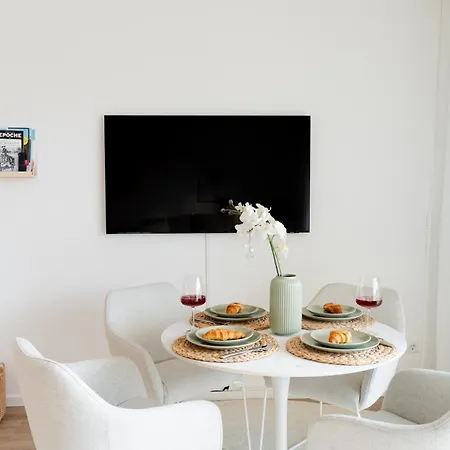 Premium-apartment Mit Balkon - Perfekt Fuer Familien, Gruppen Und Geschaeftsreisende - Zaya Apartment *